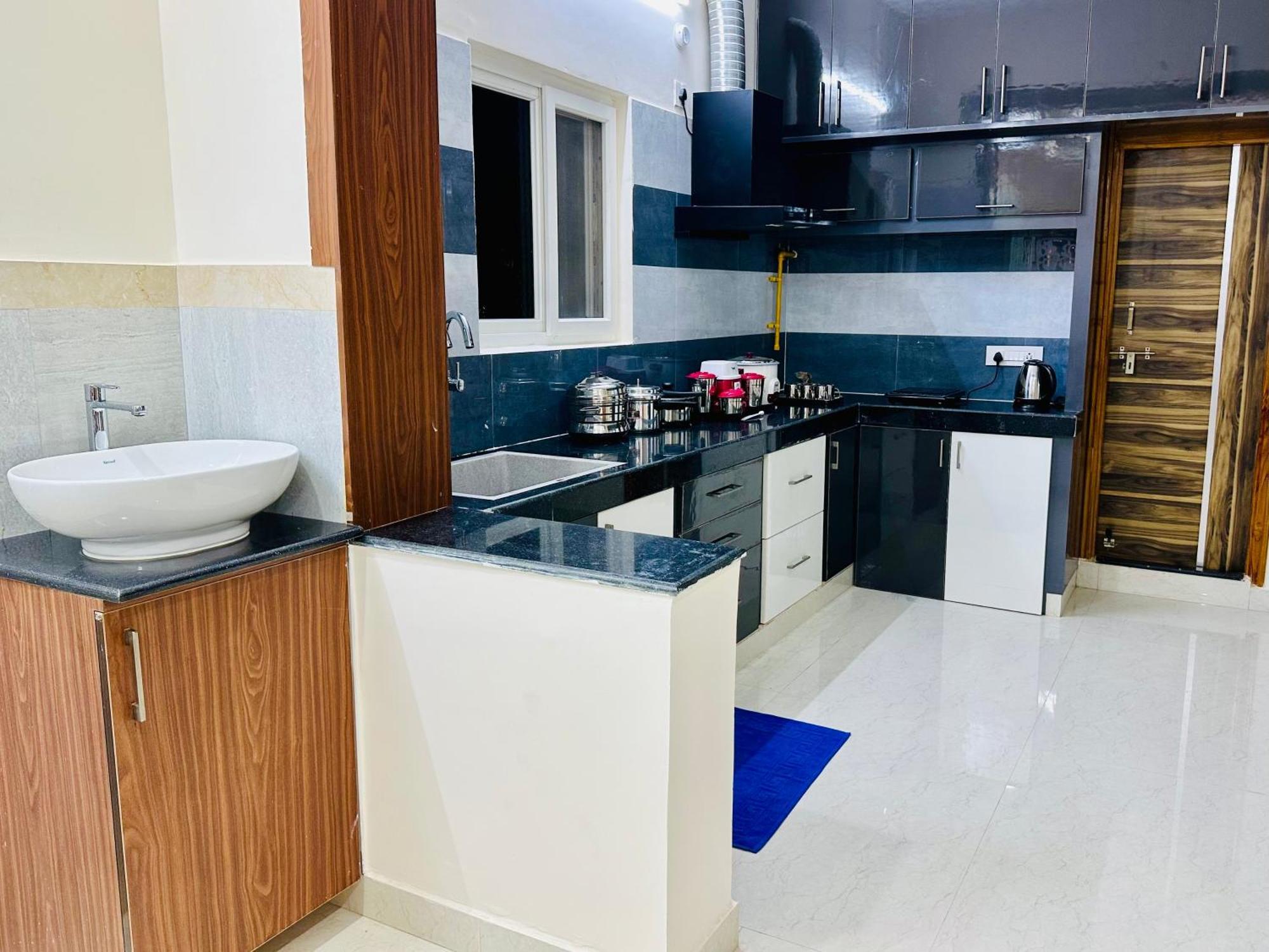 Truelife - 3Bhk Family Suites - Ps4 Pure Veg Restaurant On The Way To Balaji Temple - 2500 Sft Large Signature Apartment - Modular Kitchen - Super Fast Wifi, Smart Tv, 250 Jio Channels - Parking - Easy Access To All Temples - Top Service With Lots Of ตีรูปาติ ภายนอก รูปภาพ