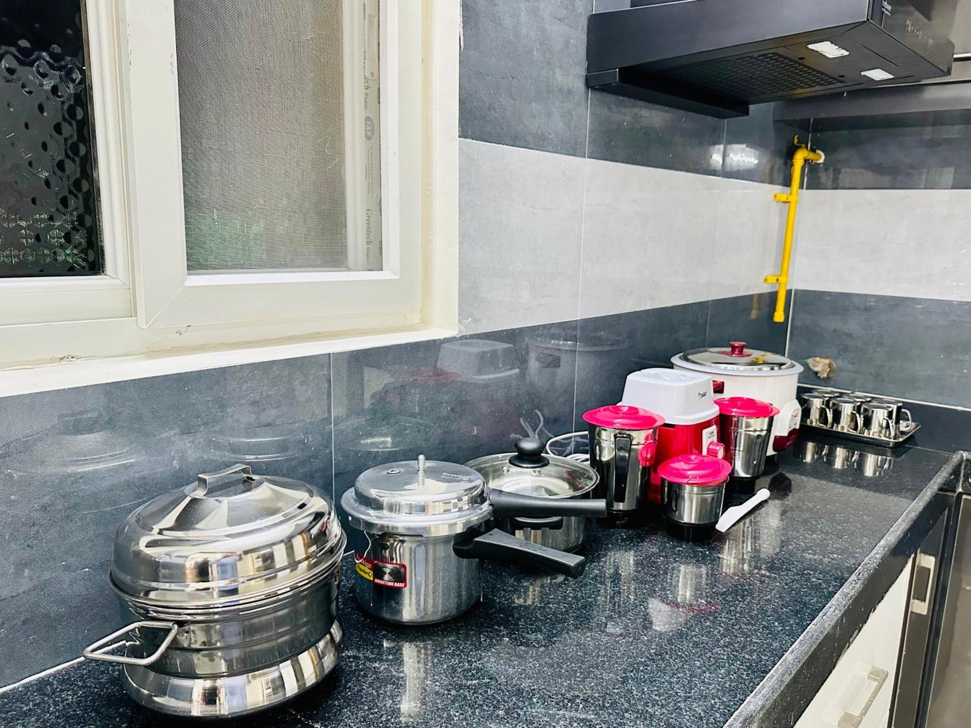 Truelife - 3Bhk Family Suites - Ps4 Pure Veg Restaurant On The Way To Balaji Temple - 2500 Sft Large Signature Apartment - Modular Kitchen - Super Fast Wifi, Smart Tv, 250 Jio Channels - Parking - Easy Access To All Temples - Top Service With Lots Of ตีรูปาติ ภายนอก รูปภาพ