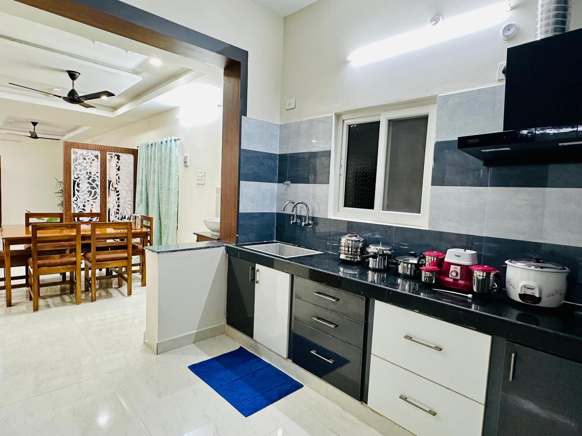 Truelife - 3Bhk Family Suites - Ps4 Pure Veg Restaurant On The Way To Balaji Temple - 2500 Sft Large Signature Apartment - Modular Kitchen - Super Fast Wifi, Smart Tv, 250 Jio Channels - Parking - Easy Access To All Temples - Top Service With Lots Of ตีรูปาติ ภายนอก รูปภาพ